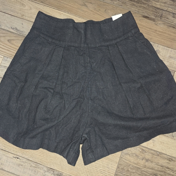 Abercrombie & Fitch Pants - Abercrombie & Fitch High-Waist‎ Black Pleated Women's Shorts